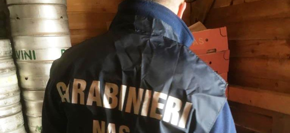 Mezza tonnellata di cibo avariato e conservato nel magazzino degli attrezzi, nei guai il titolare di un rifugio